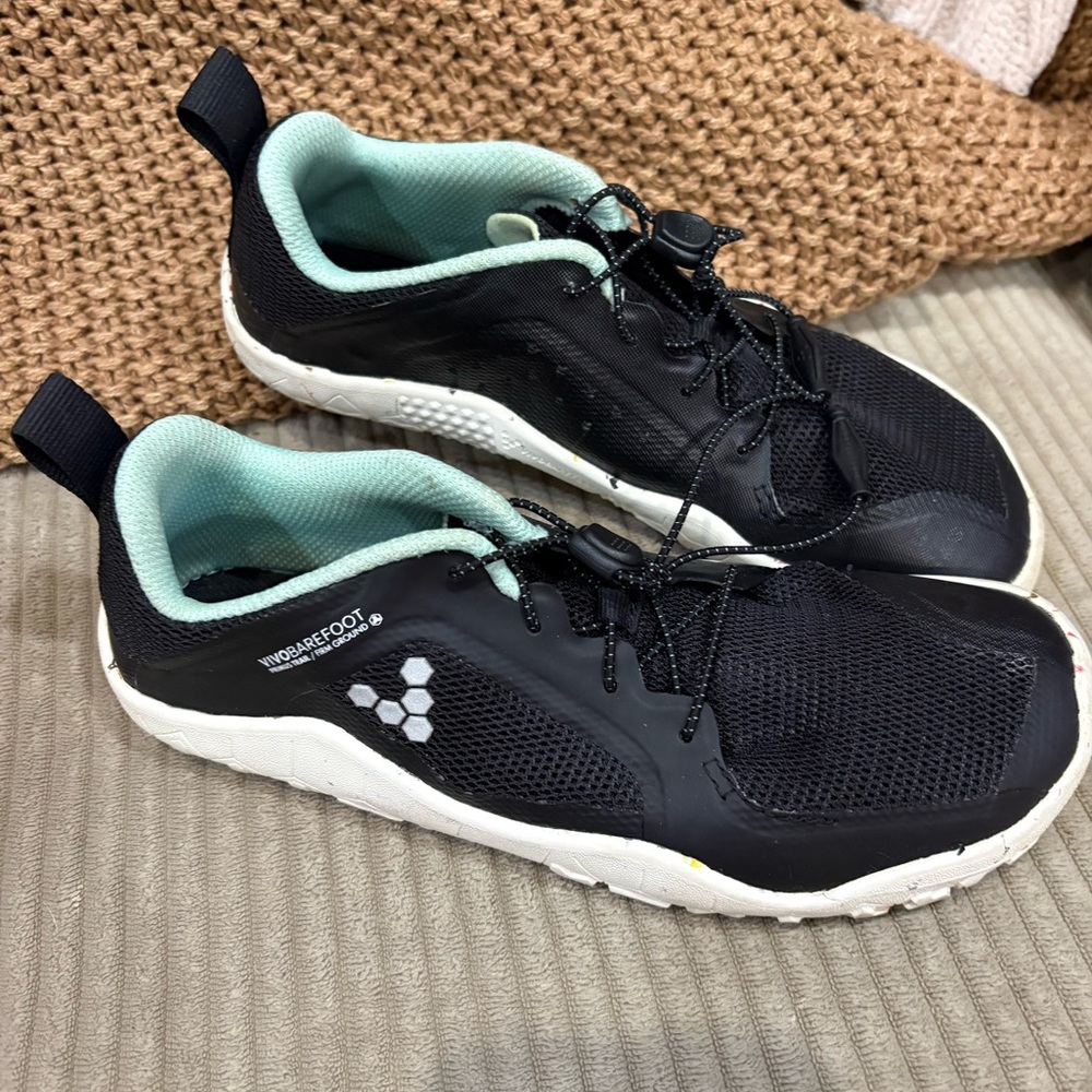 VIVOBAREFOOT kids PRIMUS TRAIL KNIT FG
Size 3.5 black, white, teal sneakers